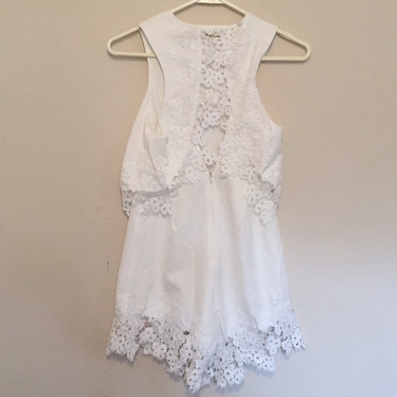 romper with lace details. Slight open back - Picture 4 of 7